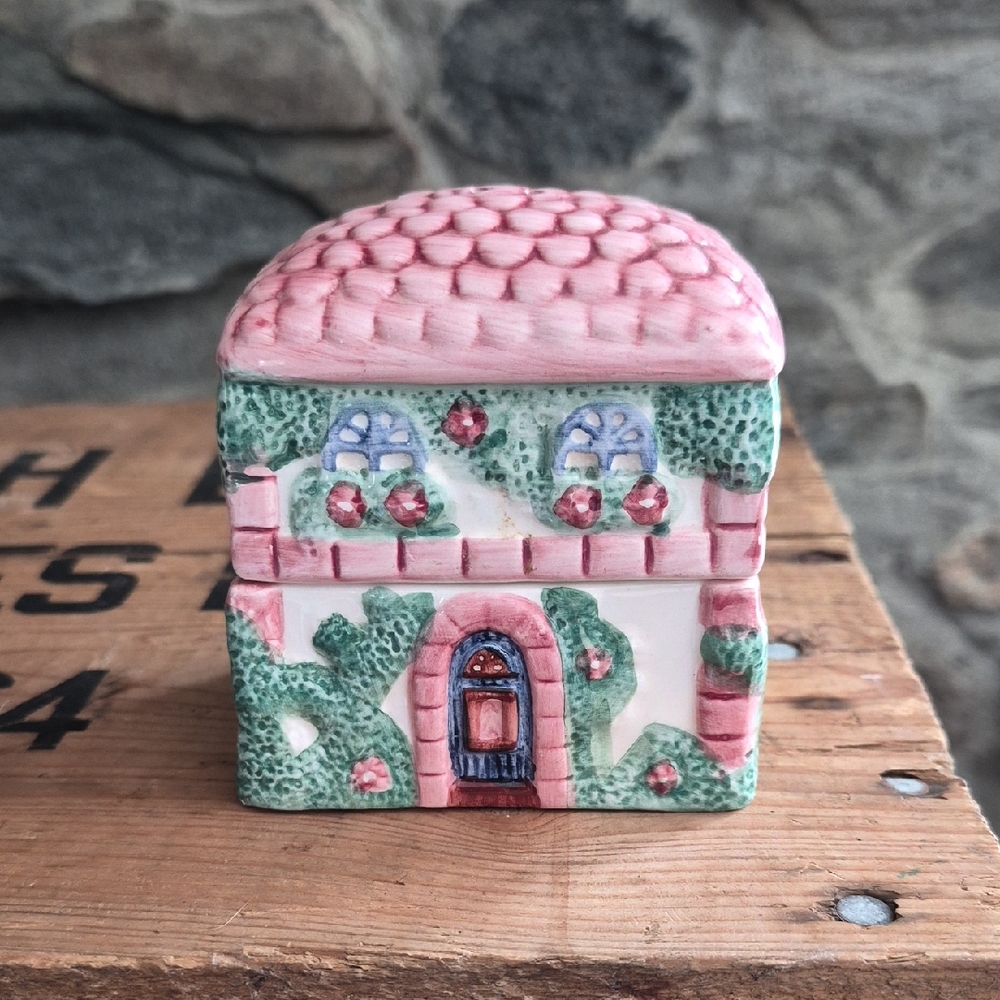 Vintage 1980s Avon "Country Cottage" Ceramic Stacked Salt & Pepper Shakers